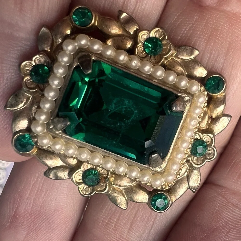 50s Signed CORO Goldtone emerald Green stone Rhinestones Faux Pearls Brooch